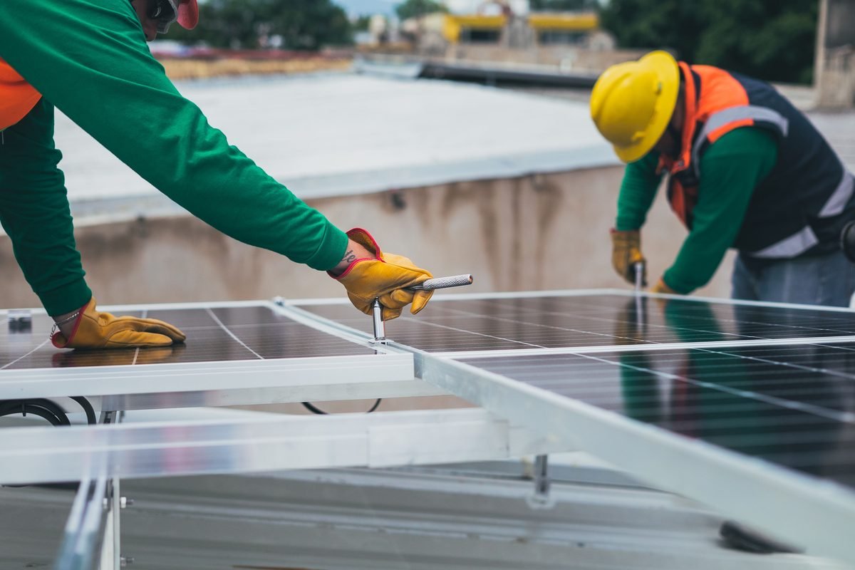 Técnicos instalando módulos fotovoltaicos sobre una cubierta