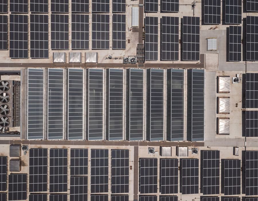 Vista aérea de la cubierta de una planta industrial cubierta de módulos fotovoltaicos