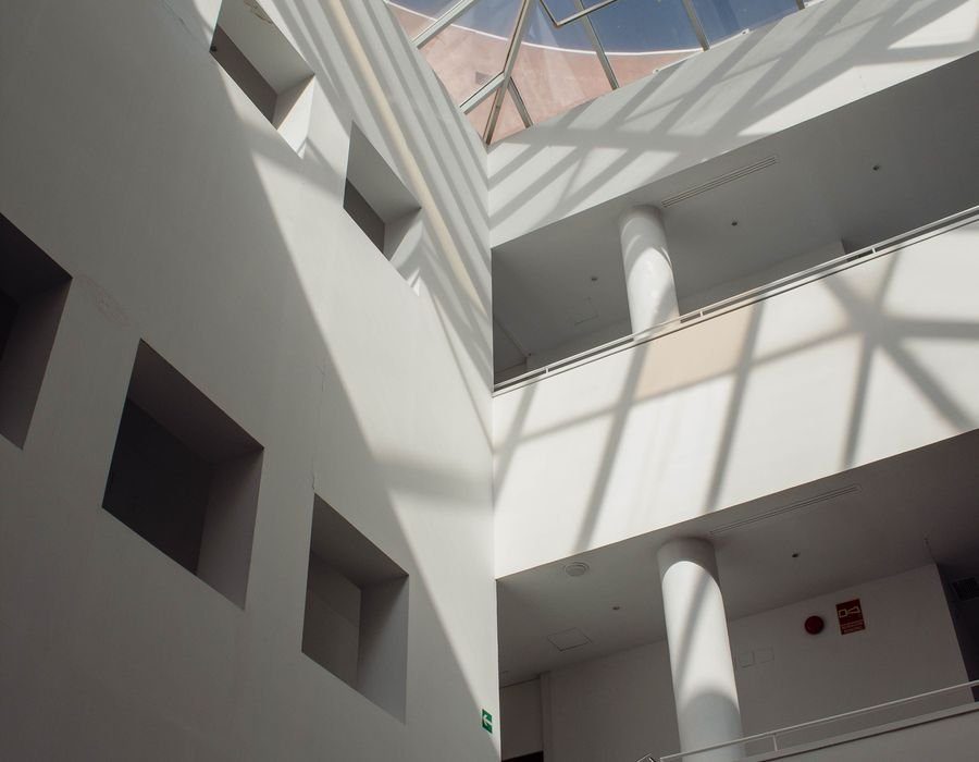 Interior de un edificio institucional con iluminación natural