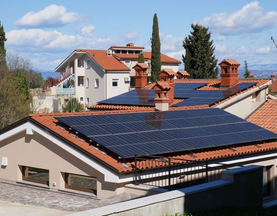 Vivienda con paneles solares instalados sobre el techo